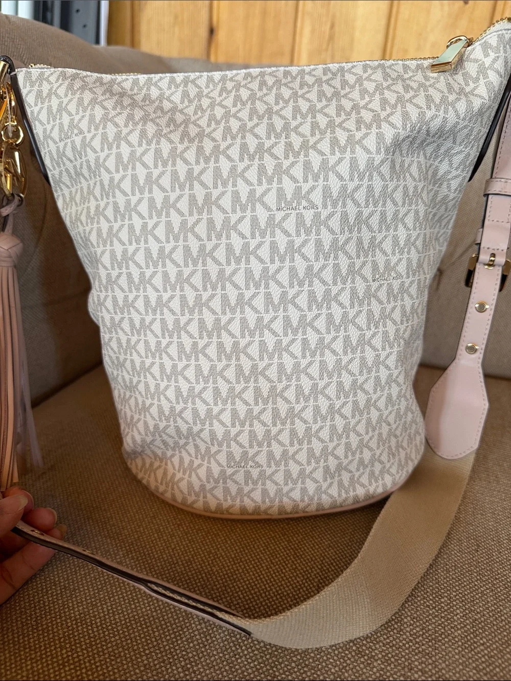 BNWT Michael Kors Cream & Pink Signature Stripe Bucket Shoulder Bag